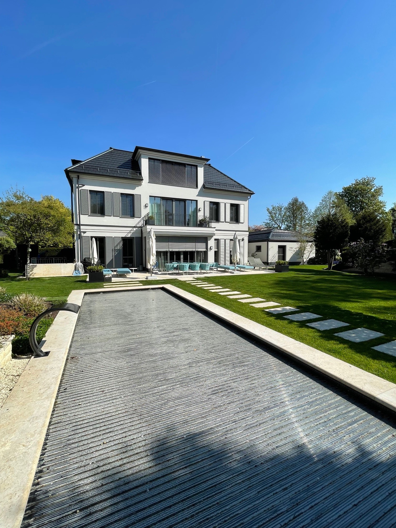 Villa mit Einliegerwohnung, Nebengebäude, Tiefgarage und Pool in Grünwald